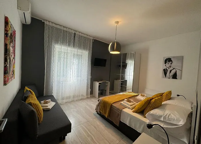 Elegant Escape By Ionio Metro Apartment *