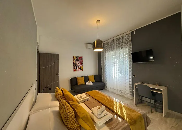 Elegant Escape By Ionio Metro Apartment *